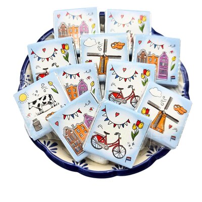 Typisch Hollands Delft blue bowl with milk chocolate tiles Holland decorations