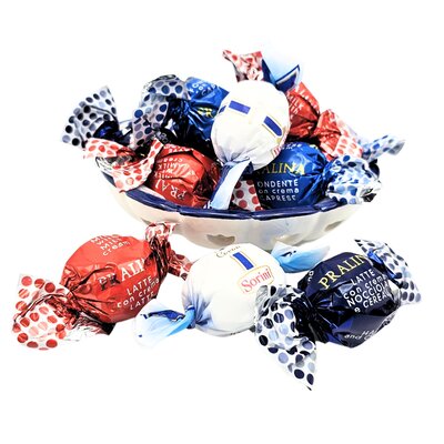 Typisch Hollands Delft blue bowl with chocolate balls in red-white-blue