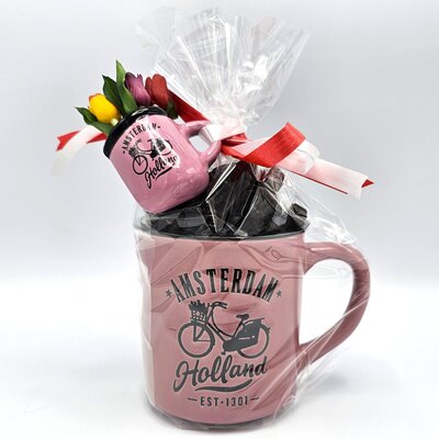 Typisch Hollands Pink mug filled with sweet liquorice and FREE magnet