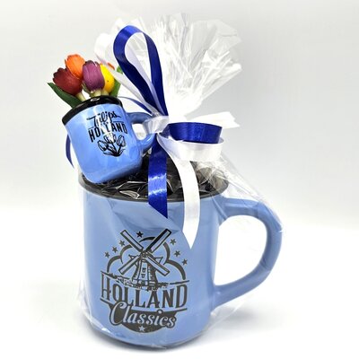 Typisch Hollands Blue mug filled with sweet liquorice and FREE magnet