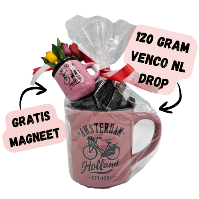 Typisch Hollands Mok roze  gevuld met zoete drop en GRATIS magneet