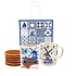 Typisch Hollands Geschenkset bestehend aus einer Delfter Blau-Tasse und einer Schachtel Stroopwafeln.