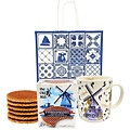 Typisch Hollands Geschenkset bestehend aus einer Delfter Blau-Tasse und einer Schachtel Stroopwafeln.