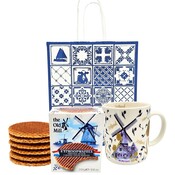 Typisch Hollands Geschenkset bestehend aus einer Delfter Blau-Tasse und einer Schachtel Stroopwafeln.