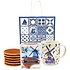 Typisch Hollands Geschenkset bestehend aus einer Delfter Blau-Tasse und einer Schachtel Stroopwafeln.