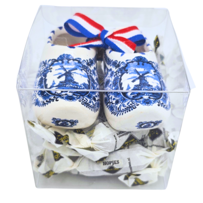 Typisch Hollands Geschenkbox - klompjes Delfts blauw 7 cm met Hollandse hopjes.