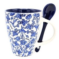 Typisch Hollands Mug with spoon - Delft blue floral motif