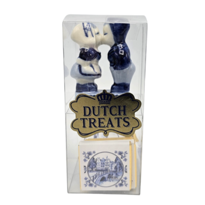 Typisch Hollands Gift box - Delft blue kissing couple with chocolate Neapolitans