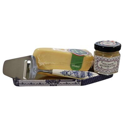 Typisch Hollands Käse in einer Geschenkdose mit Käsehobel und Senf