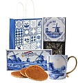 typisch-hollands-geschenkpakket Dutch gift bag with luxury mug, tea and syrup waffles