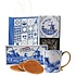 typisch-hollands-geschenkpakket Dutch gift bag with luxury mug, tea and syrup waffles