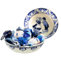 Typisch Hollands Bon Bon bowl with 12 chocolate balls - Delft blue kissing couple