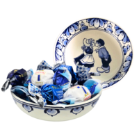 Typisch Hollands Bon Bon bowl with 12 chocolate balls - Delft blue kissing couple