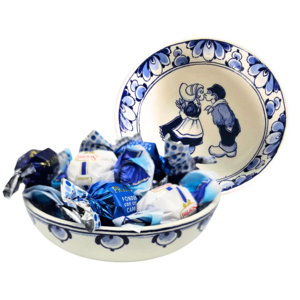 Typisch Hollands Bon Bon-schaaltje met 12 chocoladebollen  - Delfts blauw kuspaar