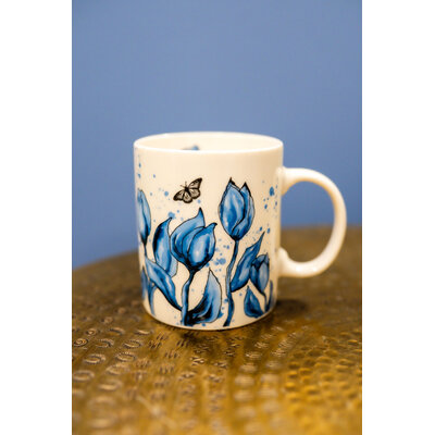 Typisch Hollands Mok wit met blauwe tulpen en vlinder.