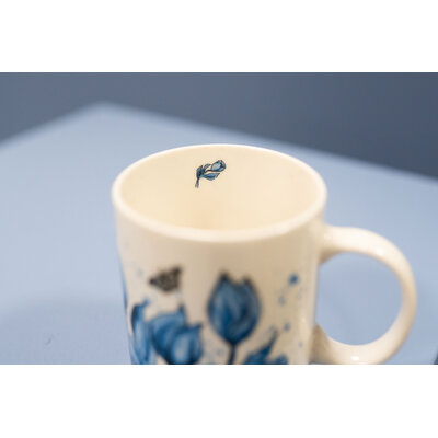 Typisch Hollands Mok wit met blauwe tulpen en vlinder.