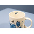 Typisch Hollands Weißer Becher mit blauen Tulpen und Schmetterling.