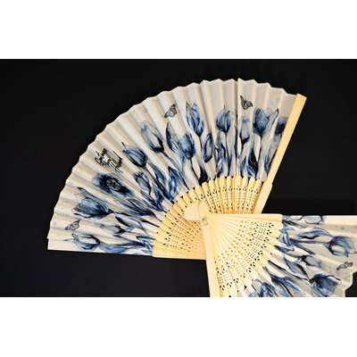 Typisch Hollands Hand fan - White with blue tulips and a butterfly