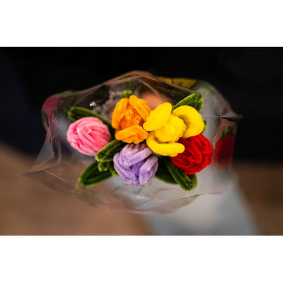 Typisch Hollands Tulpenstrauß – Chenille in einer delfterblauen Vase