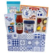 typisch-hollands-geschenkpakket Typical Dutch delicacies in a Delft blue gift box