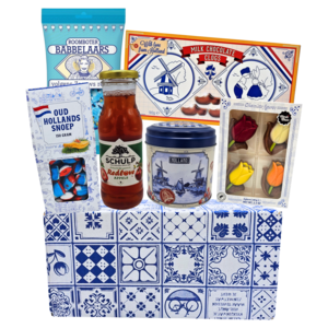 typisch-hollands-geschenkpakket Typical Dutch delicacies in a Delft blue gift box