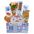 typisch-hollands-geschenkpakket Typische niederländische Delikatessenpackung mit einem Strauß Tulpen