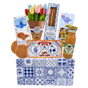 typisch-hollands-geschenkpakket Typische niederländische Delikatessenpackung mit einem Strauß Tulpen