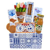typisch-hollands-geschenkpakket Typische niederländische Delikatessenpackung mit einem Strauß Tulpen