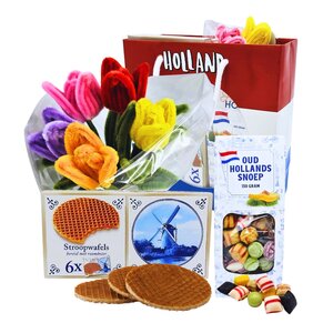 typisch-hollands-geschenkpakket Dutch delicacies and a bouquet of tulips in a Dutch gift bag