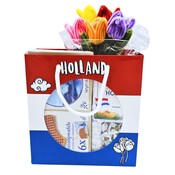 typisch-hollands-geschenkpakket Dutch delicacies and a bouquet of tulips in a Dutch gift bag