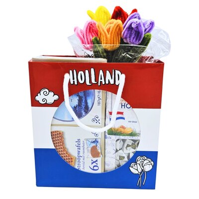typisch-hollands-geschenkpakket Dutch delicacies and a bouquet of tulips in a Dutch gift bag