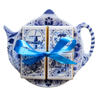 Typisch Hollands Tea bag - Saucer - Delft blue windmill landscape with 5 chocolate tablets