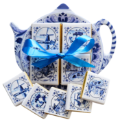 Typisch Hollands Tea bag - Saucer - Delft blue windmill landscape with 5 chocolate tablets