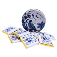 Typisch Hollands Blikje Delfts blauw tegeltableau met chocoladetegeltjes.