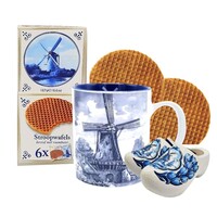 Typisch Hollands Geschenkset: Delfter blauer Becher mit Stroopwafeln und Holzschuhen
