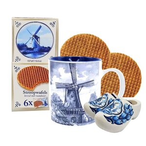 Typisch Hollands Geschenkset: Delfter blauer Becher mit Stroopwafeln und Holzschuhen