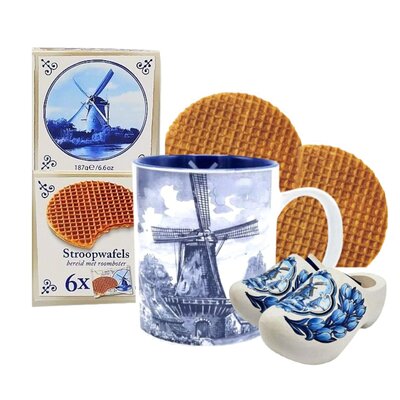 Typisch Hollands Geschenkset: Delfter blauer Becher mit Stroopwafeln und Holzschuhen