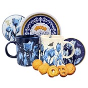 typisch-hollands-geschenkpakket Geschenkset bestehend aus blauen und weißen Tassen und einer großen Keksdose