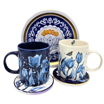 typisch-hollands-geschenkpakket Geschenkset blauw -witte-mokken en groot blik koek