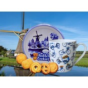 typisch-hollands-geschenkpakket Gift set with cookie tin and a mug - Delft Blue - Bicycles
