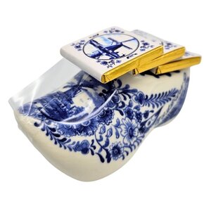 Matix Delft Blue clog with 3 mini chocolate tablets