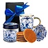 Typisch Hollands Delfts blauwe geschenkset mok en blik stroopwafels en wenskaart.