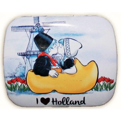 Typisch Hollands Tin of Minimints Kissing Couple in Clogs