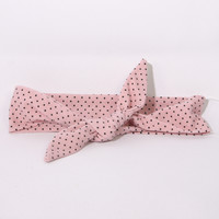 Haarbandje oudroze met een zwart dotje