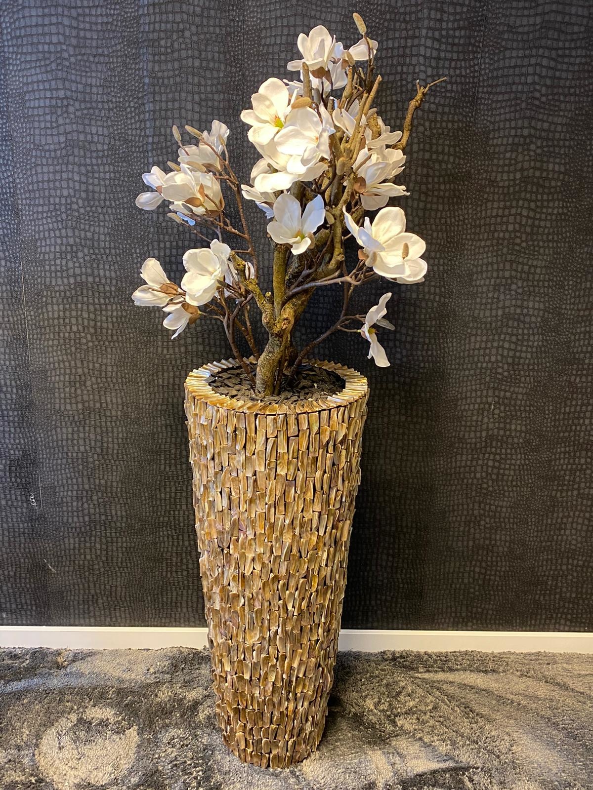 Opgemaakte Schelpenvaas met witte magnolia's struik