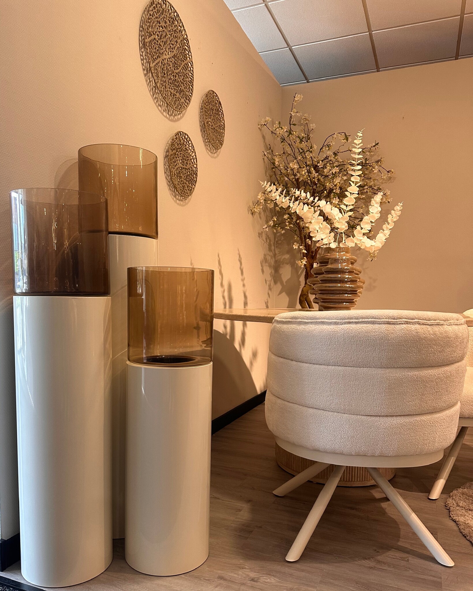 Luxe Windlicht op pilaar Crème - 3 stuks: H90 + H110 + H130 cm - Bruin glas