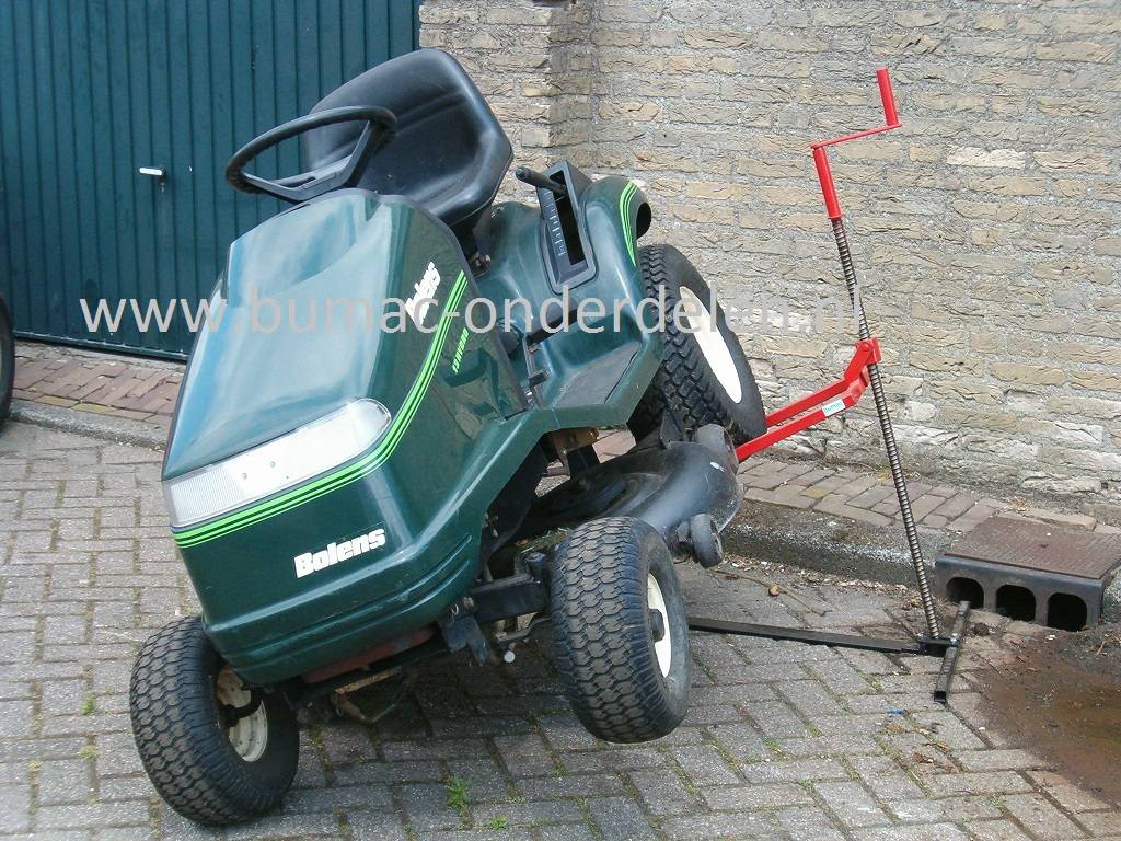 Zitmaaier - Quad - ATV Heftoestel voor het Makkelijker Schoonmaken van het Maaidek en Onderhoud Werkzaamheden