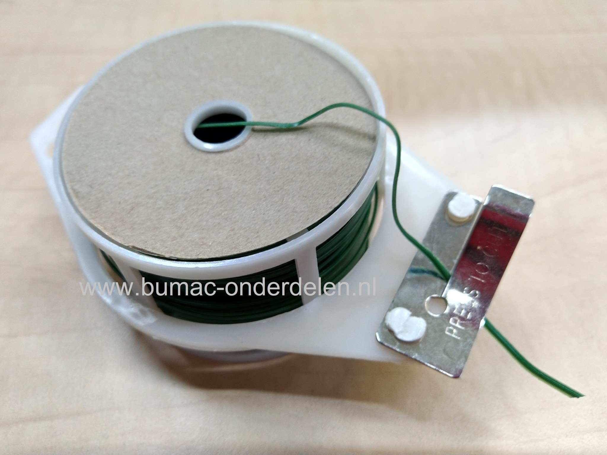 Geplastificeerd bindband met metalen kern, 50 meter op een rol, in een praktische dispenserrol met snijder . Geschikt voor het opbinden van planten en struiken. Ook in vele toepassingen te gebruiken in uw moes- en siertuin. Groen geplastificeerd, valt nie