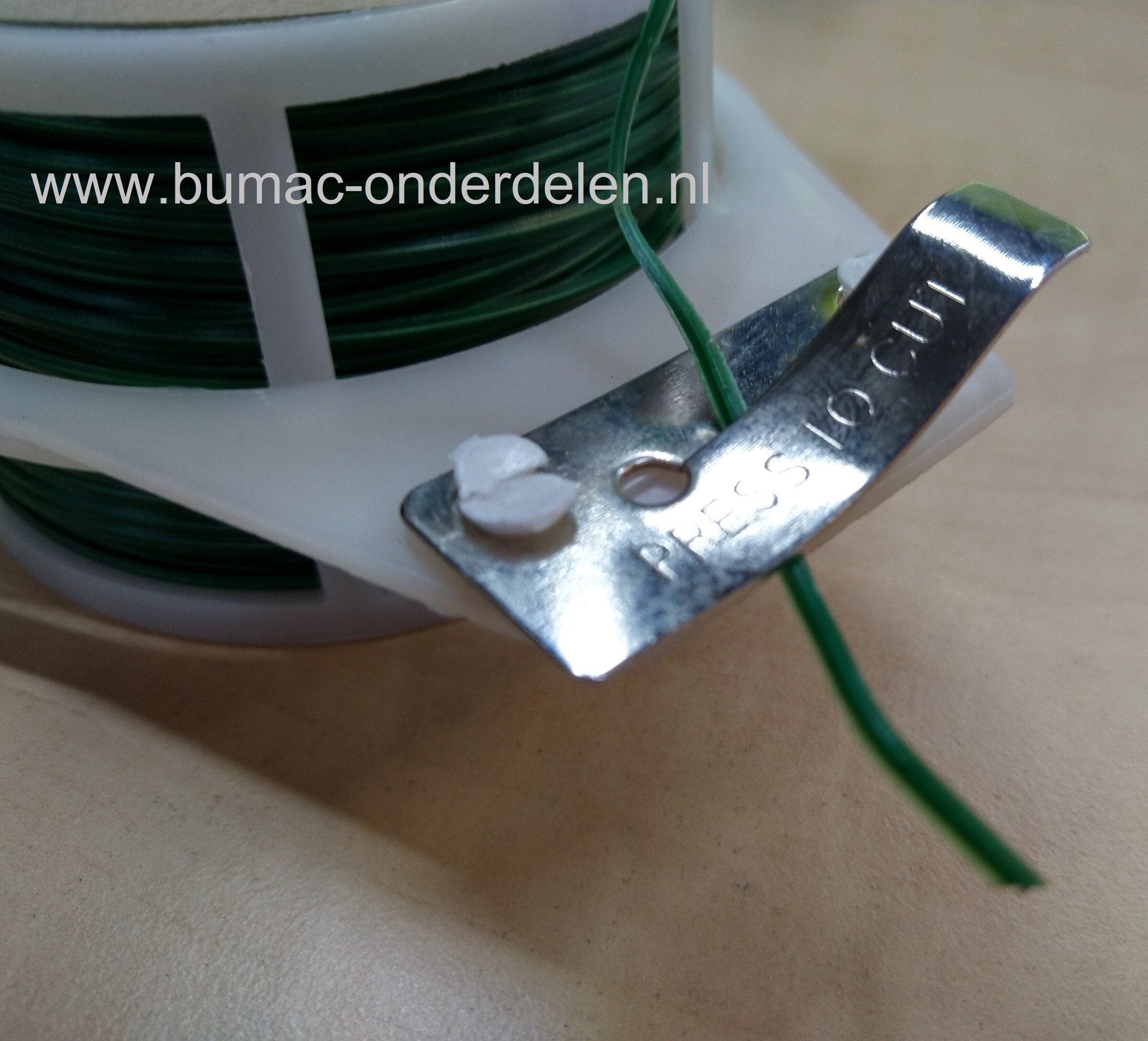 Geplastificeerd bindband met metalen kern, 50 meter op een rol, in een praktische dispenserrol met snijder . Geschikt voor het opbinden van planten en struiken. Ook in vele toepassingen te gebruiken in uw moes- en siertuin. Groen geplastificeerd, valt nie