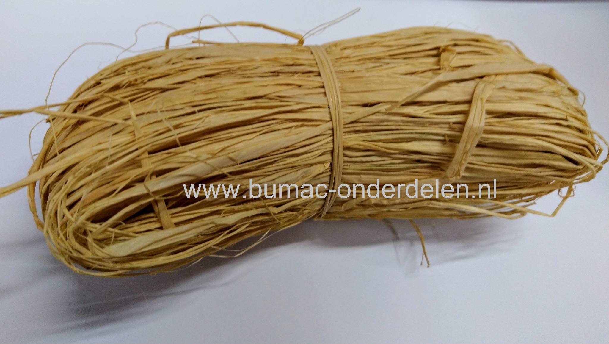 Raffia naturel, verpakt per 50gram, natuurlijk bindmateriaal, klimhulpmiddel, milieuvriendelijk, oersterk, decoratiemateriaal, Dit sterke touw gebruikt u voor verschillende doeleinden, zoals het opbinden van klimplanten, het enten van planten of als decor